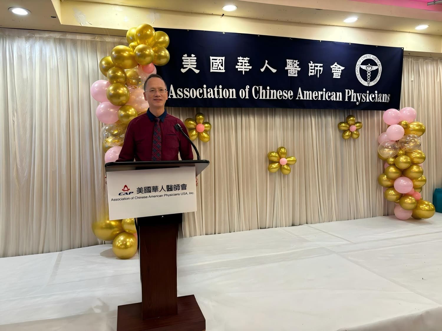 李健医生在美国华人医师会演讲台上发言