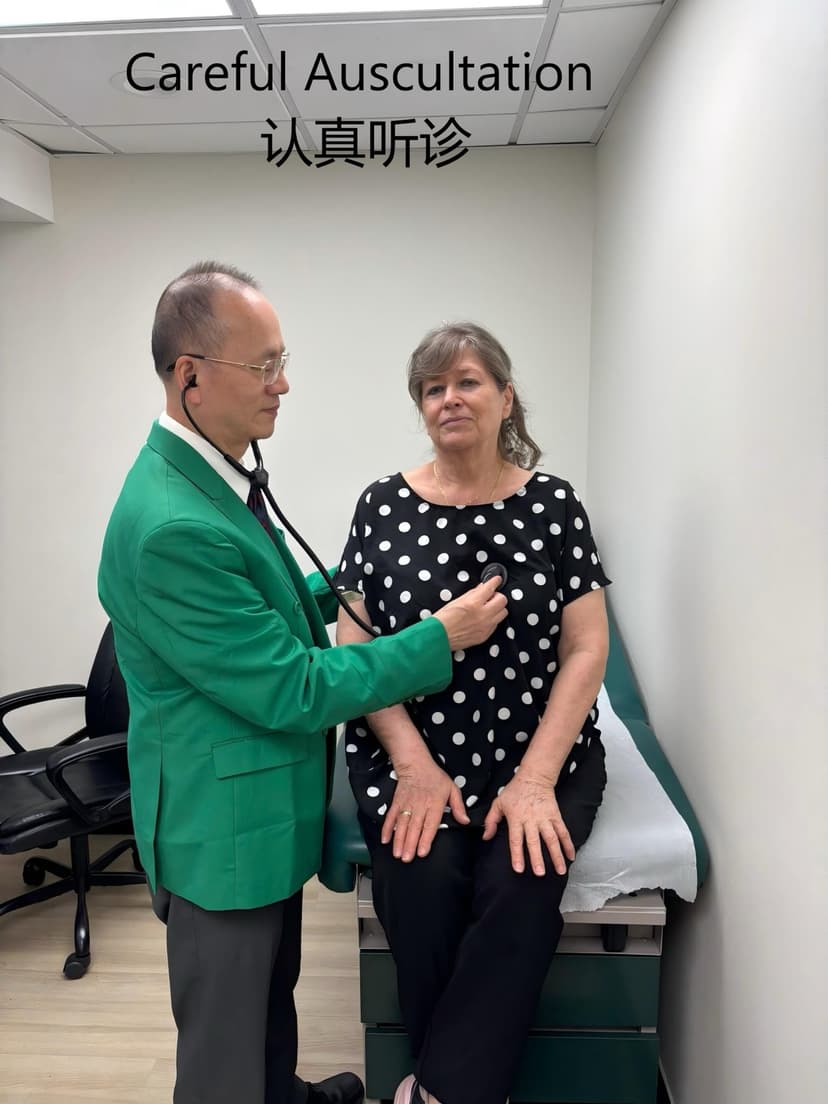 李健医生为患者听诊,讲解糖尿病人的饮食建议