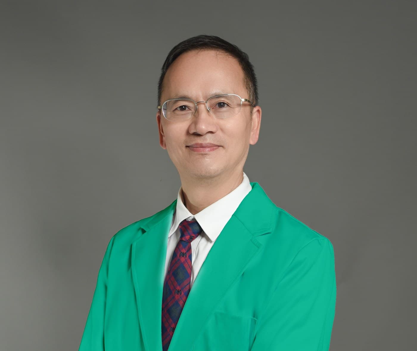 李健医学博士身穿绿西装的正式肖像照,苹果医疗创始人